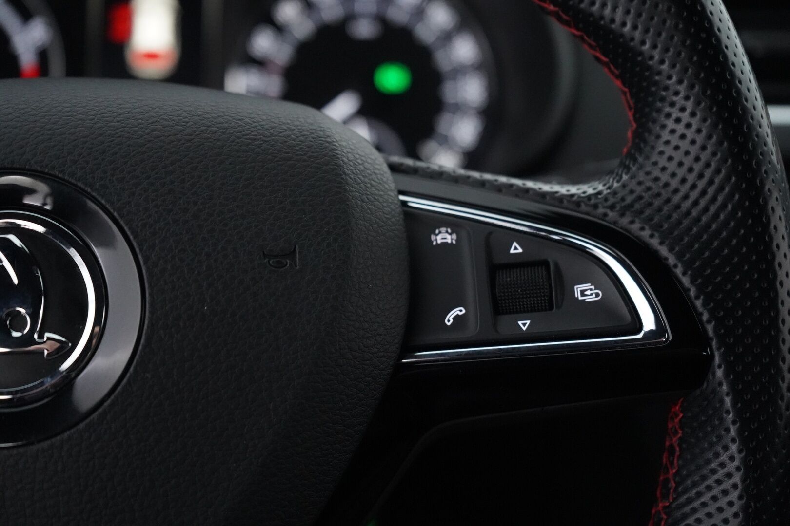 Skoda Octavia 2017 2,0 TSI Combi RS 230 DSG Aut *Webasto / Acc / Koukku / Canton / Keyless / Nahat / S.Kontti* - Suomi-auto / Kahdet OEM Vanteet / Hyvät huollot