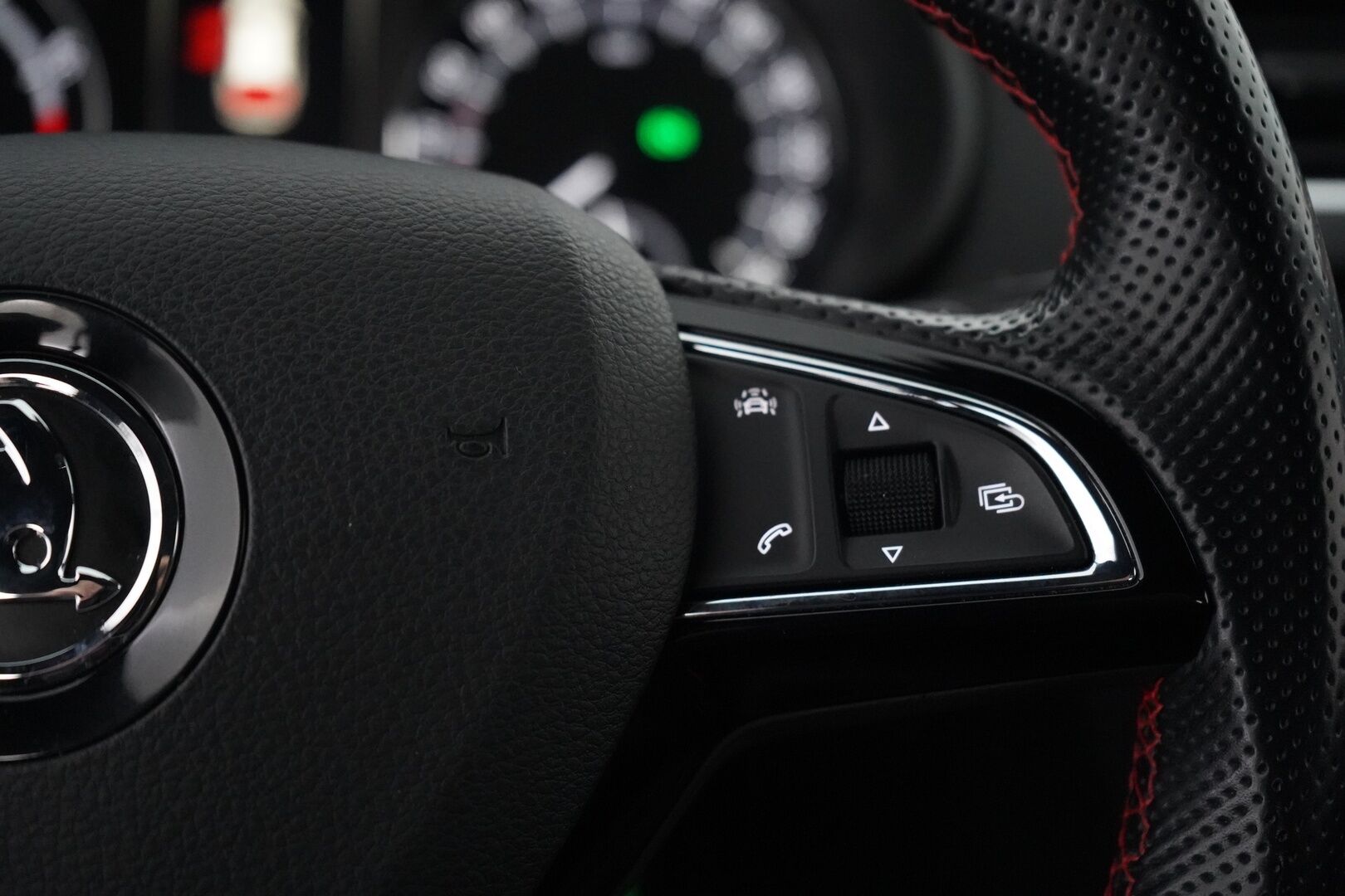 Skoda Octavia 2017 2,0 TSI Combi RS 230 DSG Aut *Webasto / Acc / Koukku / Canton / Keyless / Nahat / S.Kontti* - Suomi-auto / Kahdet OEM Vanteet / Hyvät huollot