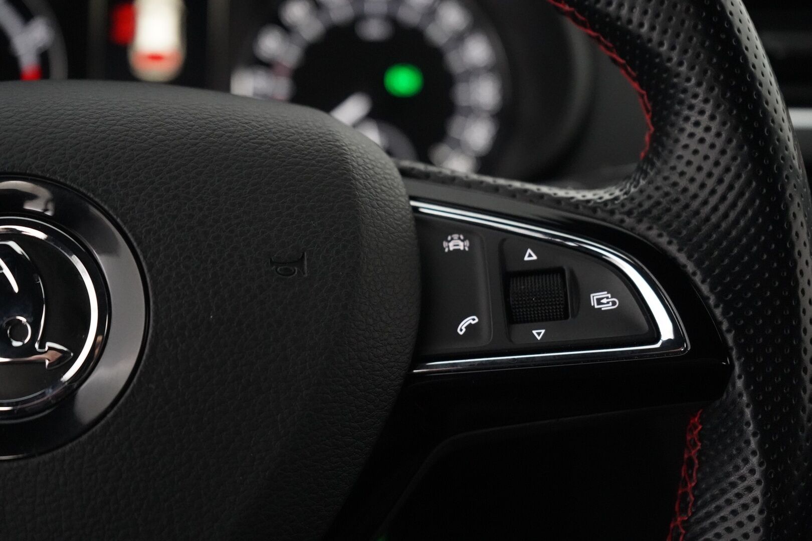 Skoda Octavia 2017 2,0 TSI Combi RS 230 DSG Aut *Webasto / Acc / Koukku / Canton / Keyless / Nahat / S.Kontti* - Suomi-auto / Kahdet OEM Vanteet / Hyvät huollot