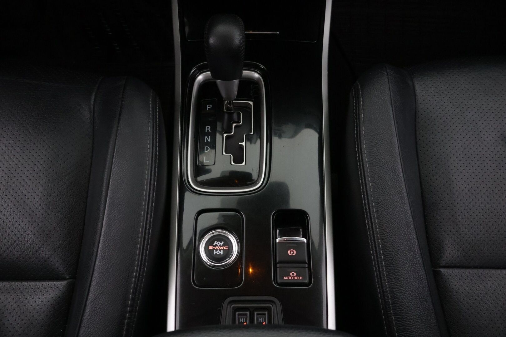 Mitsubishi Outlander 2017 2,2 DI-D Instyle 4WD 7P Business *Webasto / Adapt. vakkari / Rockford / Nahat / Lane assist / Blis / 360 kamera / Navi / Koukku* - *Webasto / Adapt. vakkari / Rockford / Nahat / Lane assist / Blis / 360 kamera / Navi / Koukku*