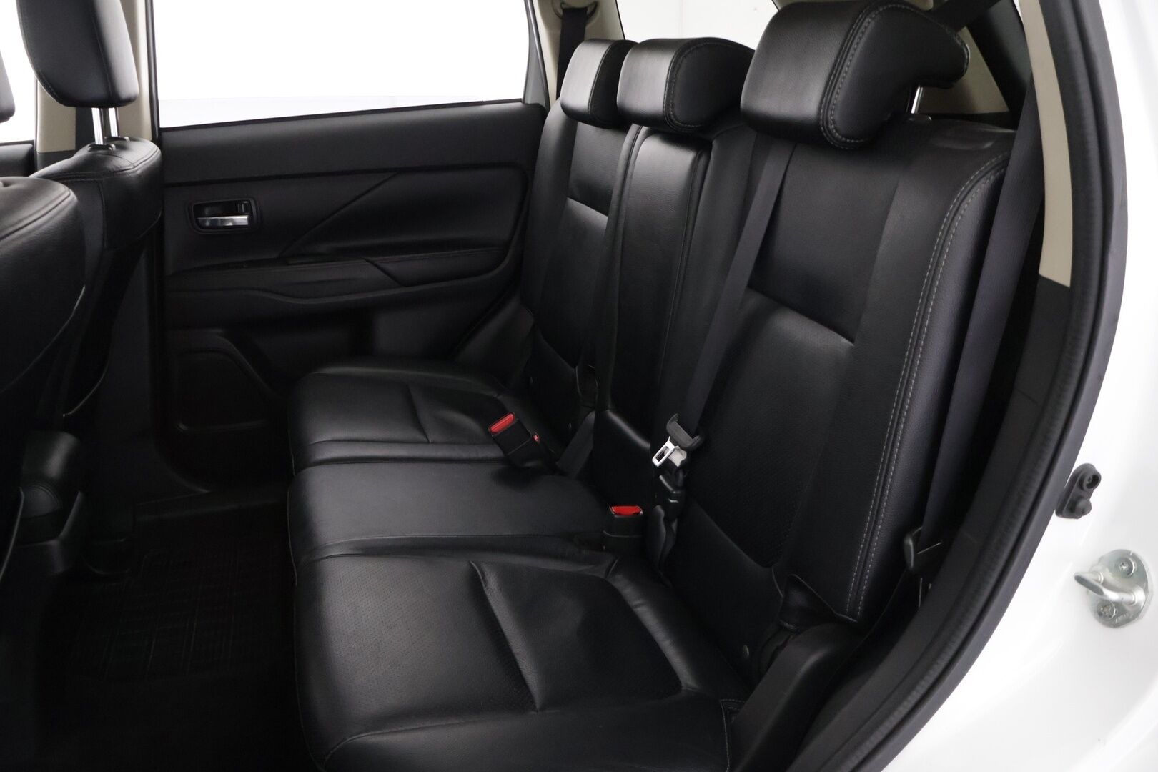 Mitsubishi Outlander 2017 2,2 DI-D Instyle 4WD 7P Business *Webasto / Adapt. vakkari / Rockford / Nahat / Lane assist / Blis / 360 kamera / Navi / Koukku* - *Webasto / Adapt. vakkari / Rockford / Nahat / Lane assist / Blis / 360 kamera / Navi / Koukku*