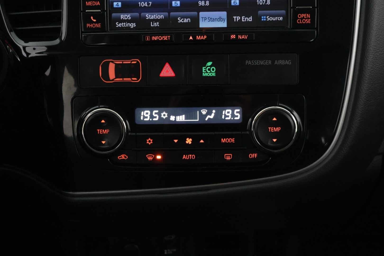 Mitsubishi Outlander 2017 2,2 DI-D Instyle 4WD 7P Business *Webasto / Adapt. vakkari / Rockford / Nahat / Lane assist / Blis / 360 kamera / Navi / Koukku* - *Webasto / Adapt. vakkari / Rockford / Nahat / Lane assist / Blis / 360 kamera / Navi / Koukku*