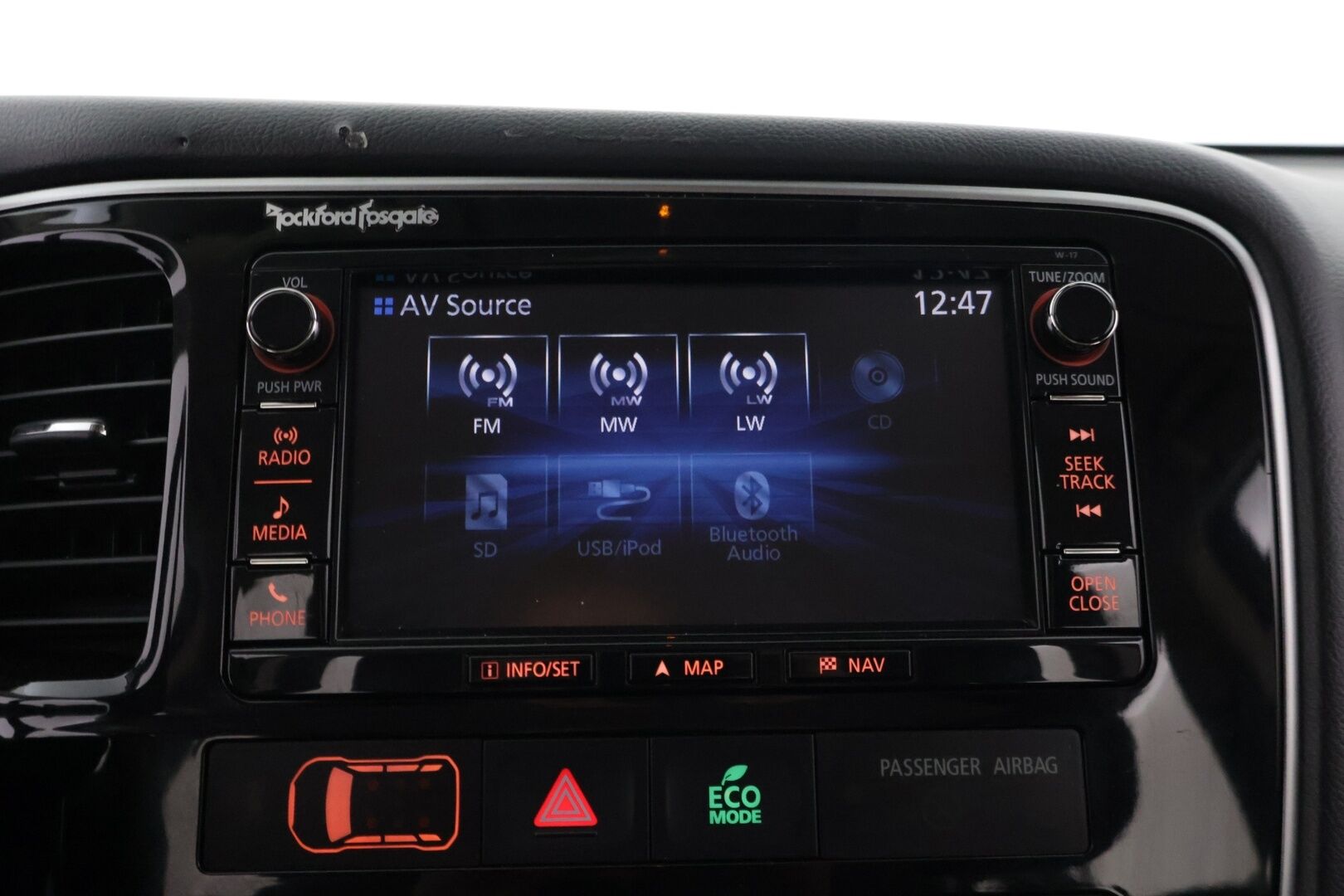 Mitsubishi Outlander 2017 2,2 DI-D Instyle 4WD 7P Business *Webasto / Adapt. vakkari / Rockford / Nahat / Lane assist / Blis / 360 kamera / Navi / Koukku* - *Webasto / Adapt. vakkari / Rockford / Nahat / Lane assist / Blis / 360 kamera / Navi / Koukku*