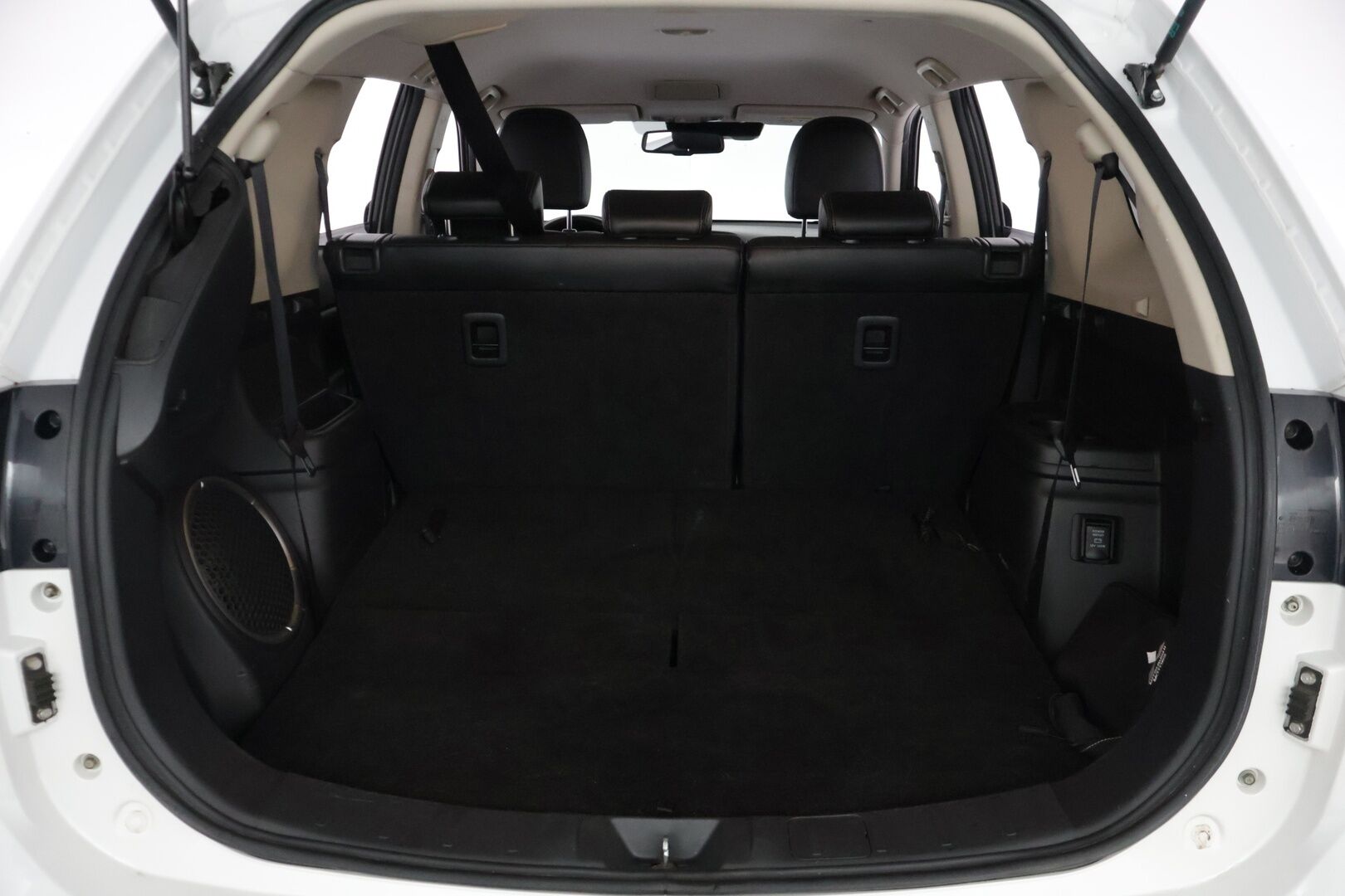 Mitsubishi Outlander 2017 2,2 DI-D Instyle 4WD 7P Business *Webasto / Adapt. vakkari / Rockford / Nahat / Lane assist / Blis / 360 kamera / Navi / Koukku* - *Webasto / Adapt. vakkari / Rockford / Nahat / Lane assist / Blis / 360 kamera / Navi / Koukku*