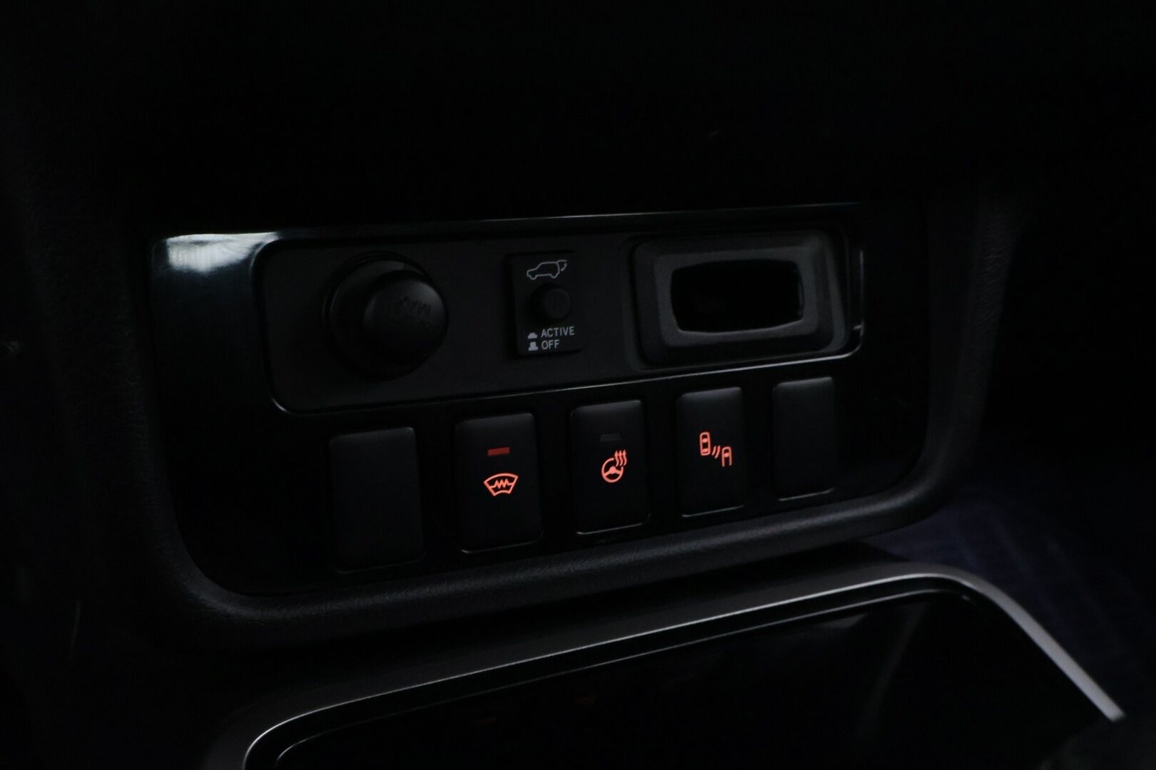 Mitsubishi Outlander 2017 2,2 DI-D Instyle 4WD 7P Business *Webasto / Adapt. vakkari / Rockford / Nahat / Lane assist / Blis / 360 kamera / Navi / Koukku* - *Webasto / Adapt. vakkari / Rockford / Nahat / Lane assist / Blis / 360 kamera / Navi / Koukku*