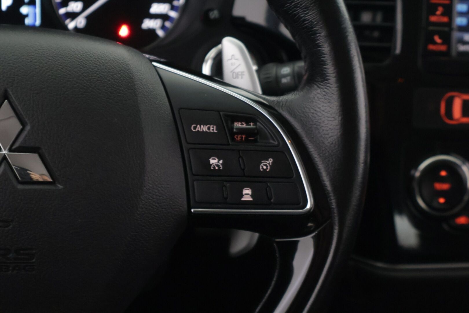 Mitsubishi Outlander 2017 2,2 DI-D Instyle 4WD 7P Business *Webasto / Adapt. vakkari / Rockford / Nahat / Lane assist / Blis / 360 kamera / Navi / Koukku* - *Webasto / Adapt. vakkari / Rockford / Nahat / Lane assist / Blis / 360 kamera / Navi / Koukku*