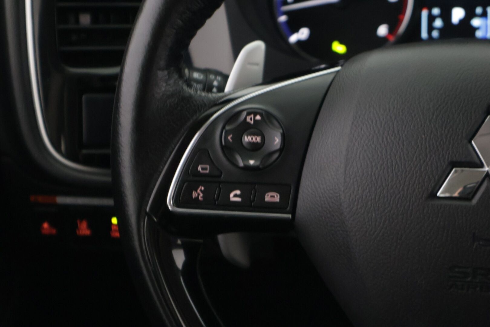 Mitsubishi Outlander 2017 2,2 DI-D Instyle 4WD 7P Business *Webasto / Adapt. vakkari / Rockford / Nahat / Lane assist / Blis / 360 kamera / Navi / Koukku* - *Webasto / Adapt. vakkari / Rockford / Nahat / Lane assist / Blis / 360 kamera / Navi / Koukku*