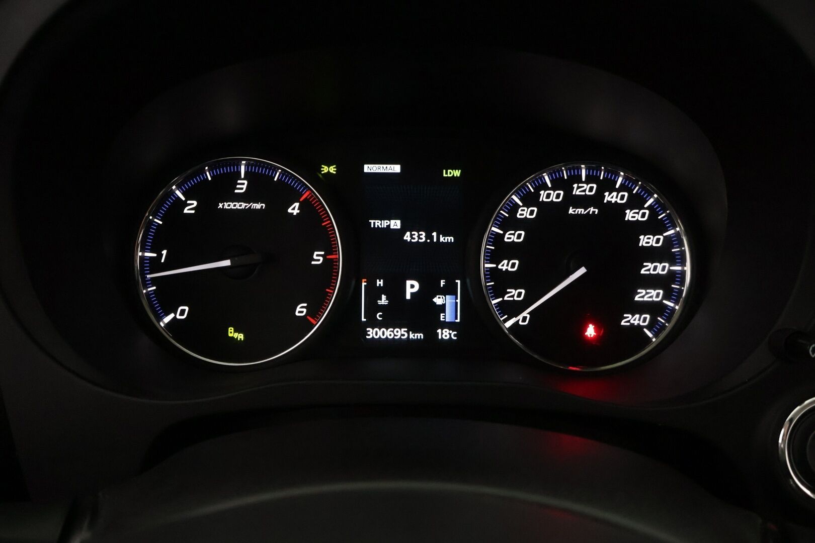 Mitsubishi Outlander 2017 2,2 DI-D Instyle 4WD 7P Business *Webasto / Adapt. vakkari / Rockford / Nahat / Lane assist / Blis / 360 kamera / Navi / Koukku* - *Webasto / Adapt. vakkari / Rockford / Nahat / Lane assist / Blis / 360 kamera / Navi / Koukku*