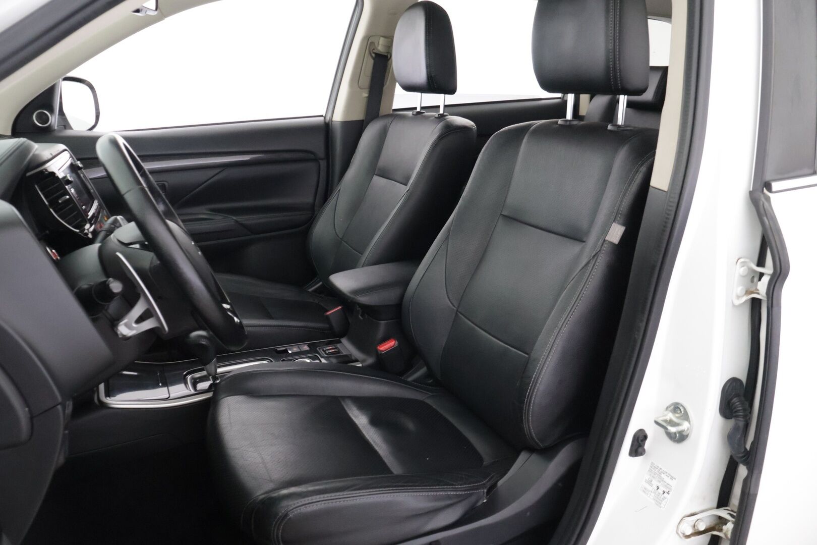 Mitsubishi Outlander 2017 2,2 DI-D Instyle 4WD 7P Business *Webasto / Adapt. vakkari / Rockford / Nahat / Lane assist / Blis / 360 kamera / Navi / Koukku* - *Webasto / Adapt. vakkari / Rockford / Nahat / Lane assist / Blis / 360 kamera / Navi / Koukku*