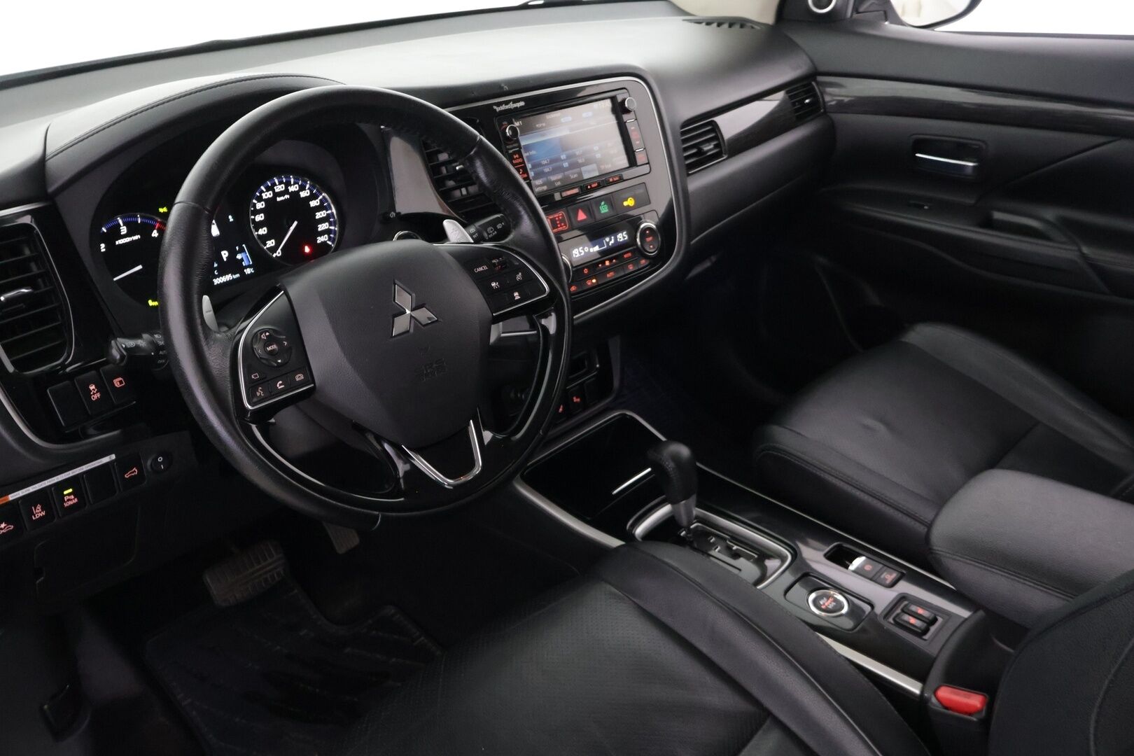 Mitsubishi Outlander 2017 2,2 DI-D Instyle 4WD 7P Business *Webasto / Adapt. vakkari / Rockford / Nahat / Lane assist / Blis / 360 kamera / Navi / Koukku* - *Webasto / Adapt. vakkari / Rockford / Nahat / Lane assist / Blis / 360 kamera / Navi / Koukku*