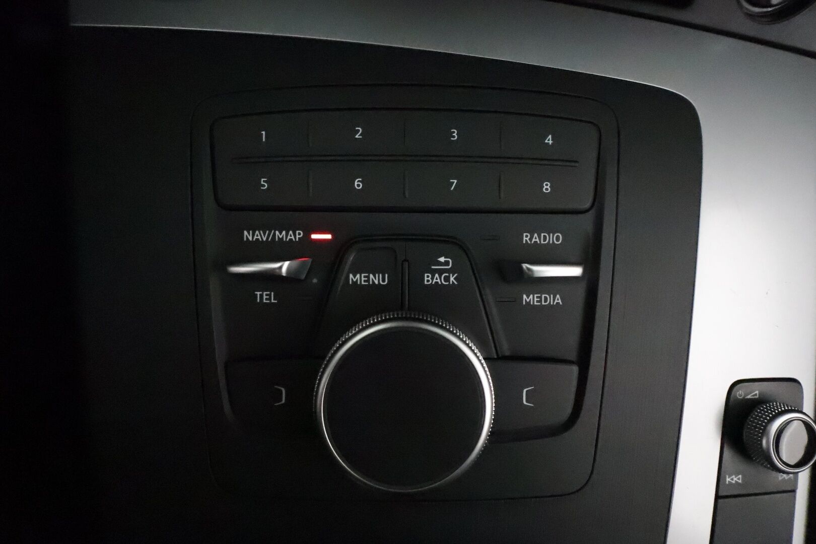 Audi Q5 2017 Business 2,0 TDI 120 kW quattro S tronic **Vakkari / P.tutkat / Koukku / Webasto / LED** - Suomi-auto / Kahdet renkaat aluvanteilla