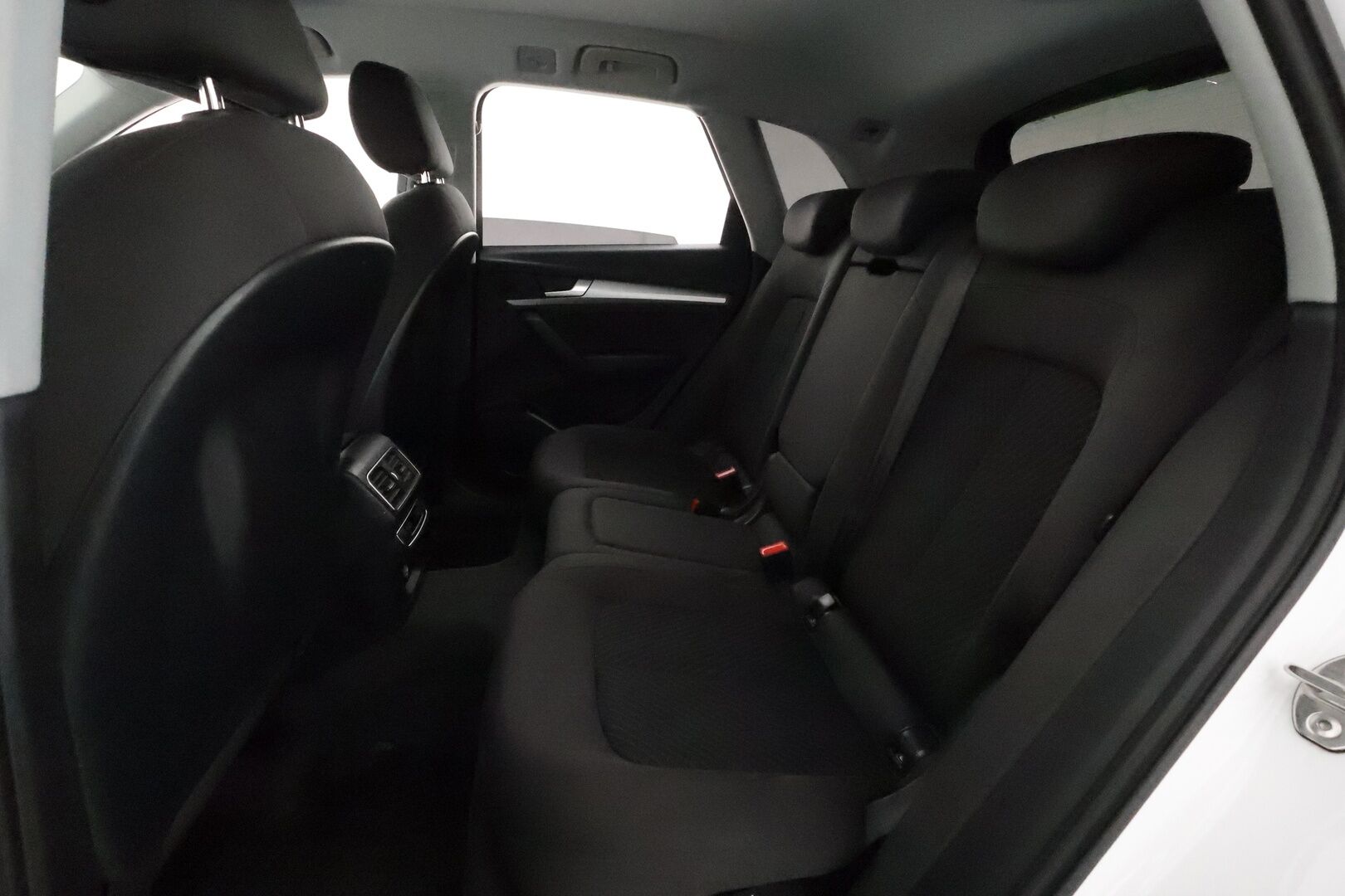 Audi Q5 2017 Business 2,0 TDI 120 kW quattro S tronic **Vakkari / P.tutkat / Koukku / Webasto / LED** - Suomi-auto / Kahdet renkaat aluvanteilla - HULLUT JOULUT KORKOTARJOUS 2,49% 