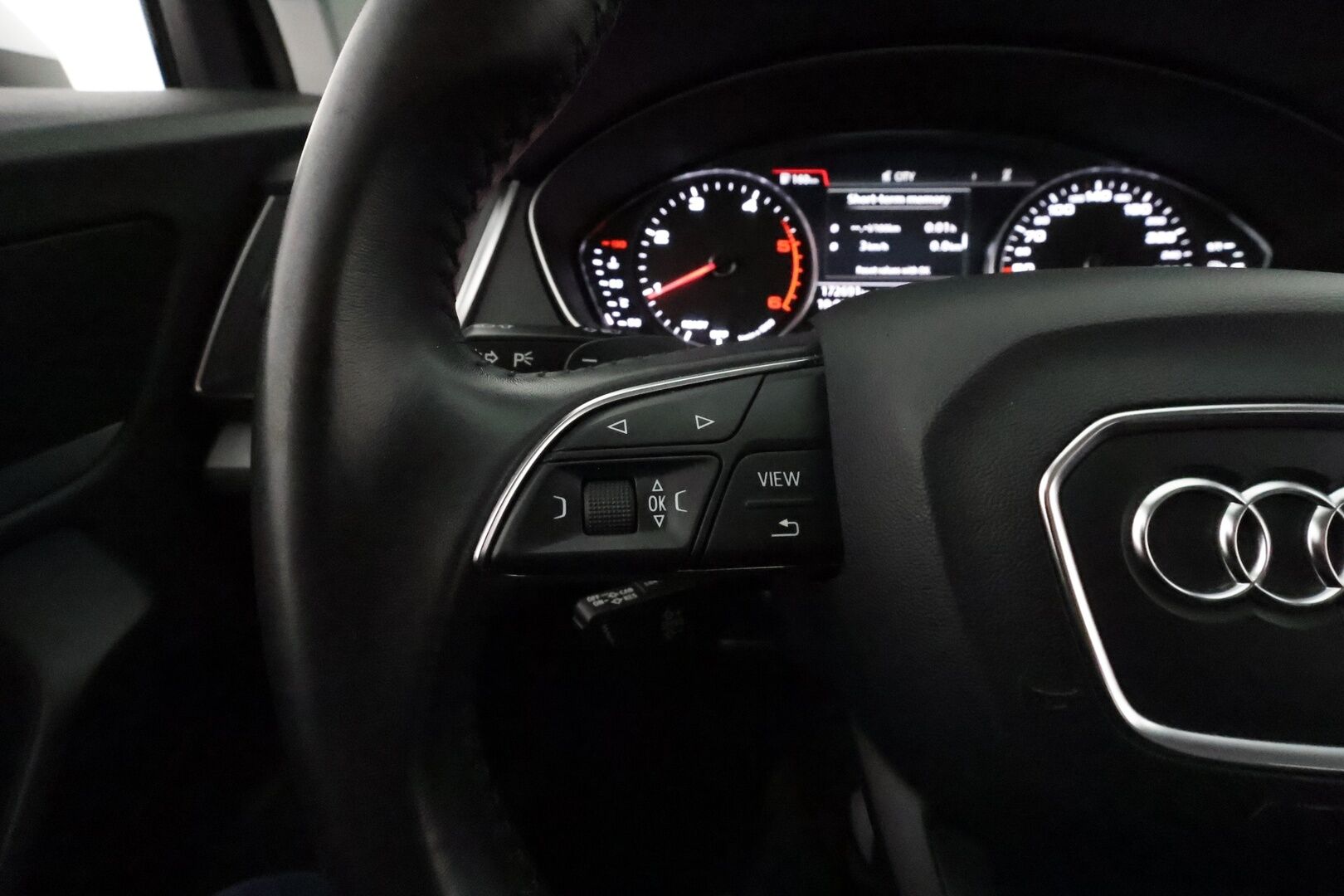 Audi Q5 2017 Business 2,0 TDI 120 kW quattro S tronic **Vakkari / P.tutkat / Koukku / Webasto / LED** - Suomi-auto / Kahdet renkaat aluvanteilla