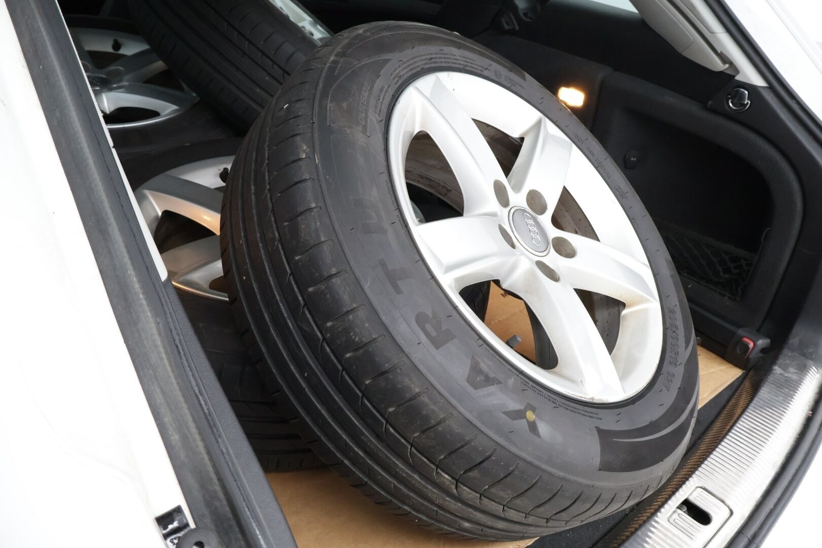 Audi A4 2014 Avant Business 2,0 TDI 130 kW quattro - YritysOutlet - Myydään vain yrityksille - Webasto / Vakkari / Xenon / Jakopää juuri tehty!