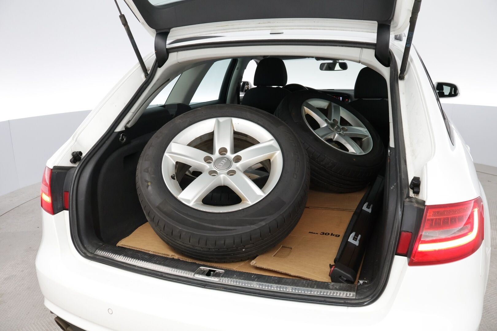 Audi A4 2014 Avant Business 2,0 TDI 130 kW quattro - YritysOutlet - Myydään vain yrityksille - Webasto / Vakkari / Xenon / Jakopää juuri tehty!