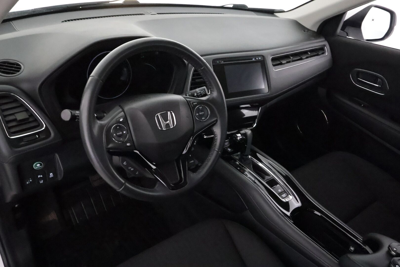 Honda HR-V 2017 1,5 Elegance CVT **Vakkari / Koukku / P.tutkat / Kaistavahti / Bluetooth / Penkinlämmittimet** - Suomi-auto / Kahdet renkaat aluvanteilla