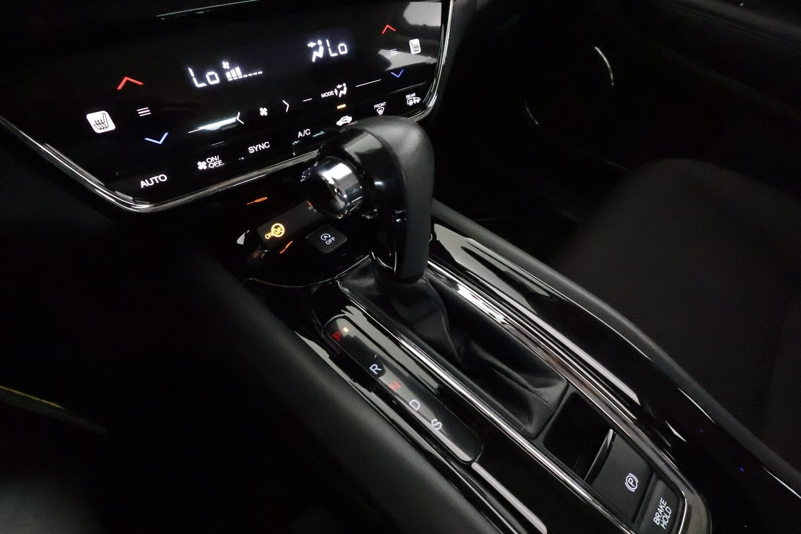 Honda HR-V 2017 1,5 Elegance CVT **Vakkari / Koukku / P.tutkat / Kaistavahti / Bluetooth / Penkinlämmittimet** - Suomi-auto / Kahdet renkaat aluvanteilla