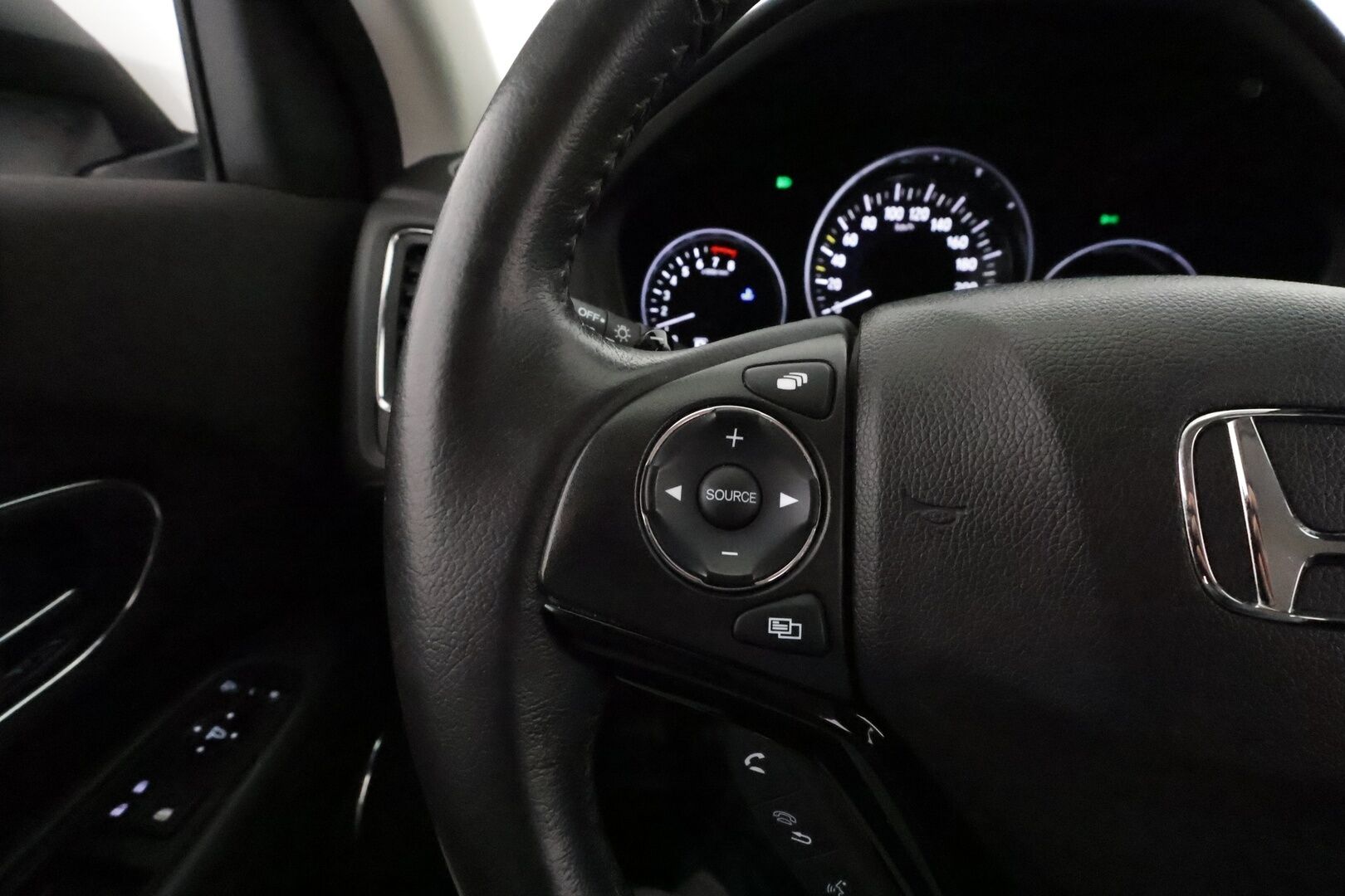 Honda HR-V 2017 1,5 Elegance CVT **Vakkari / Koukku / P.tutkat / Kaistavahti / Bluetooth / Penkinlämmittimet** - Suomi-auto / Kahdet renkaat aluvanteilla