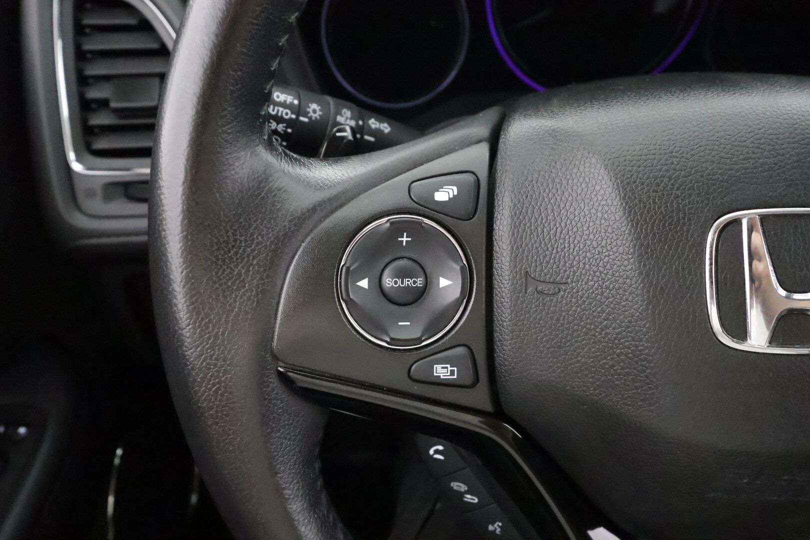 Honda HR-V 2017 1,5 Elegance CVT - | Vakkari | Lohko | Koukku | Huoltokirja | Bluetooth | Suomi-auto | Kahdet Renkaat |