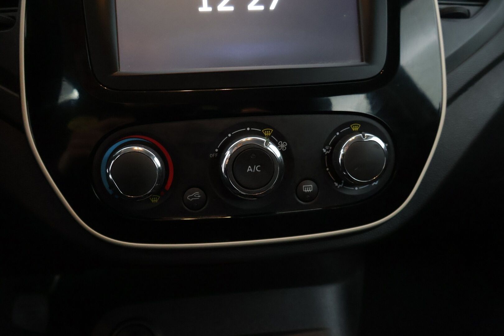 Renault Captur 2017 TCe 90 Zen S17 * Lohko / P-Tutka / Vakkari / Navi / KeyLessGo * - * Päältä kaunis ja sisältä toimiva Renault! *