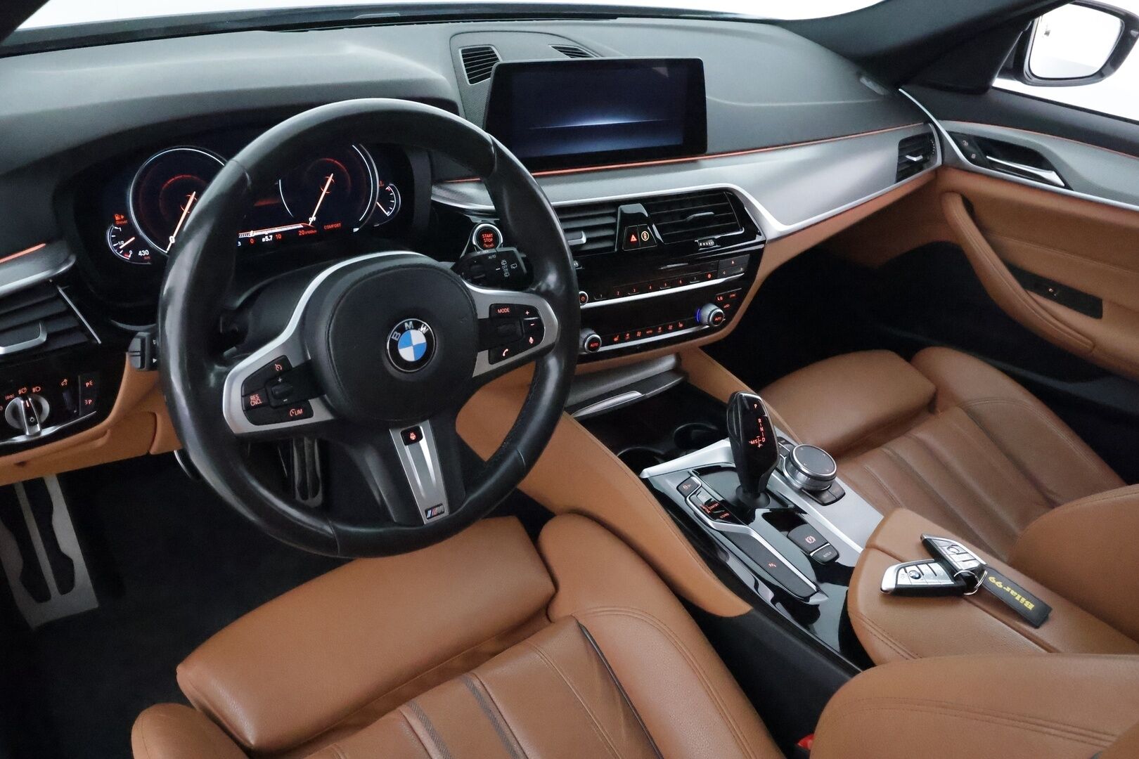 BMW 530 2018 G31 Touring 530d A xDrive M-Sport **Panorama / P. Kamera / Sporttipenkit / LED-valot / Navi / Digimittaristo** - Ruskea Nahkaverhoilu / Vakkari / KeylessGO / 2x Renkaat