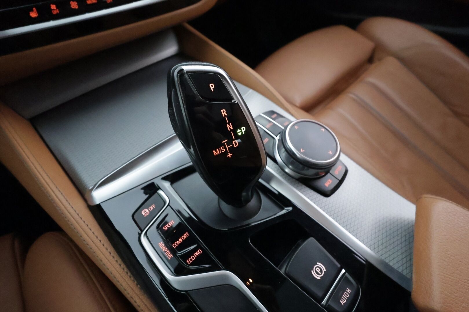 BMW 530 2018 G31 Touring 530d A xDrive M-Sport **Panorama / P. Kamera / Sporttipenkit / LED-valot / Navi / Digimittaristo** - Ruskea Nahkaverhoilu / Vakkari / KeylessGO / 2x Renkaat