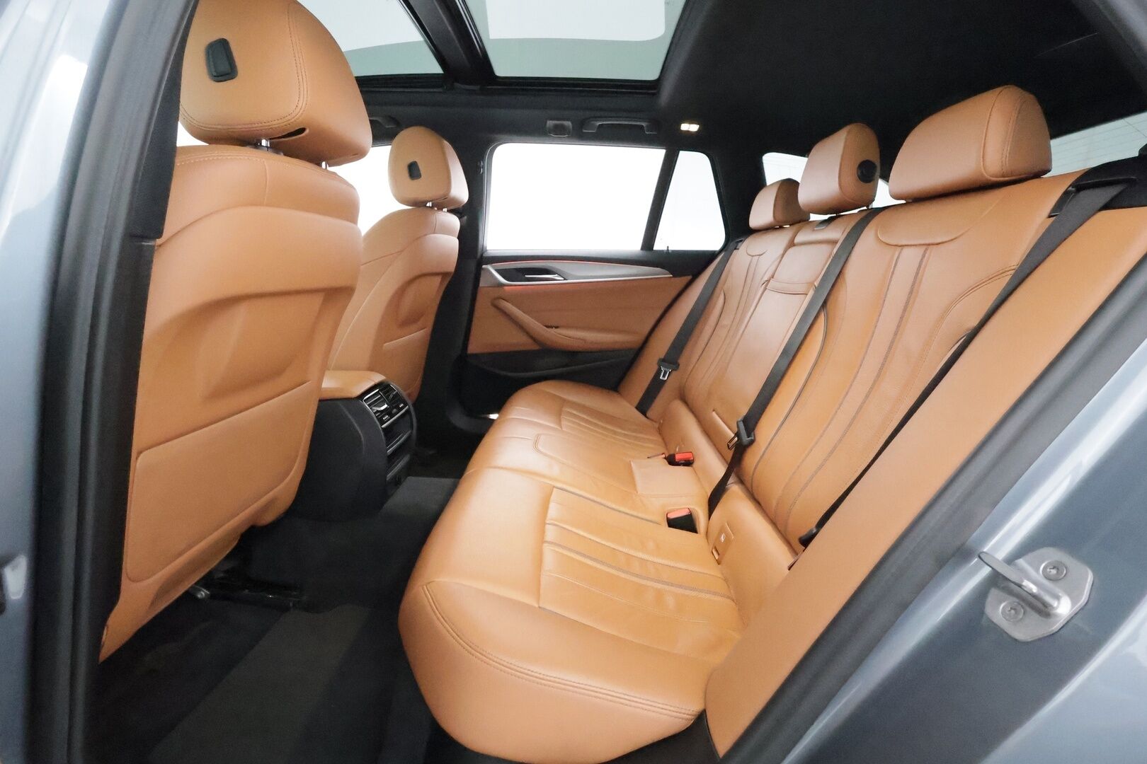 BMW 530 2018 G31 Touring 530d A xDrive M-Sport **Panorama / P. Kamera / Sporttipenkit / LED-valot / Navi / Digimittaristo** - Ruskea Nahkaverhoilu / Vakkari / KeylessGO / 2x Renkaat