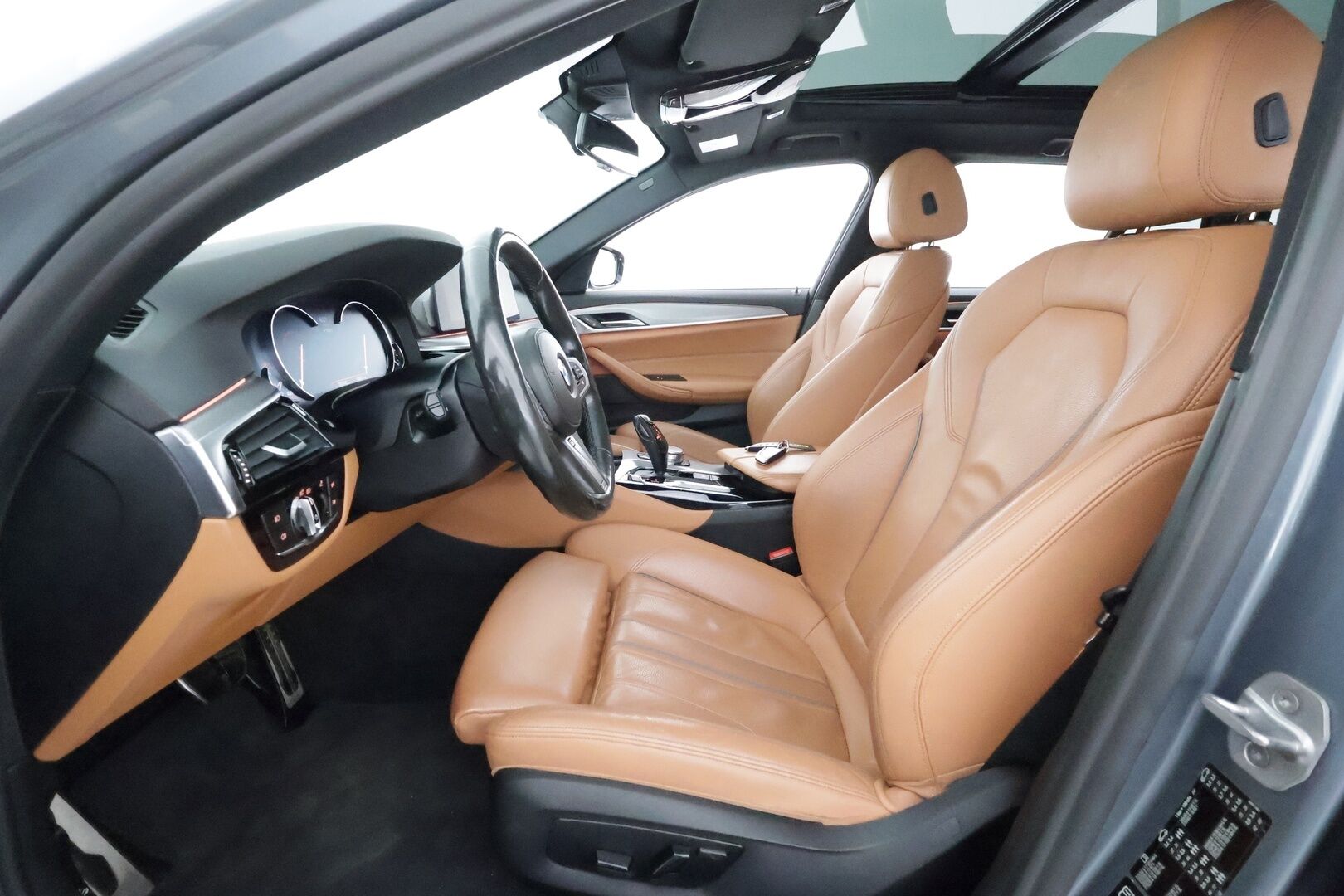 BMW 530 2018 G31 Touring 530d A xDrive M-Sport **Panorama / P. Kamera / Sporttipenkit / LED-valot / Navi / Digimittaristo** - Ruskea Nahkaverhoilu / Vakkari / KeylessGO / 2x Renkaat