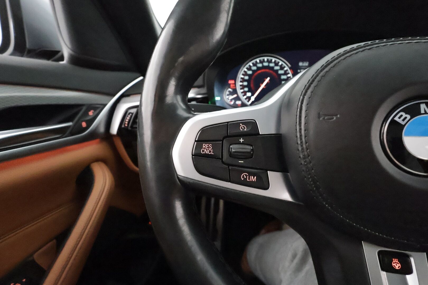 BMW 530 2018 G31 Touring 530d A xDrive M-Sport **Panorama / P. Kamera / Sporttipenkit / LED-valot / Navi / Digimittaristo** - Ruskea Nahkaverhoilu / Vakkari / KeylessGO / 2x Renkaat