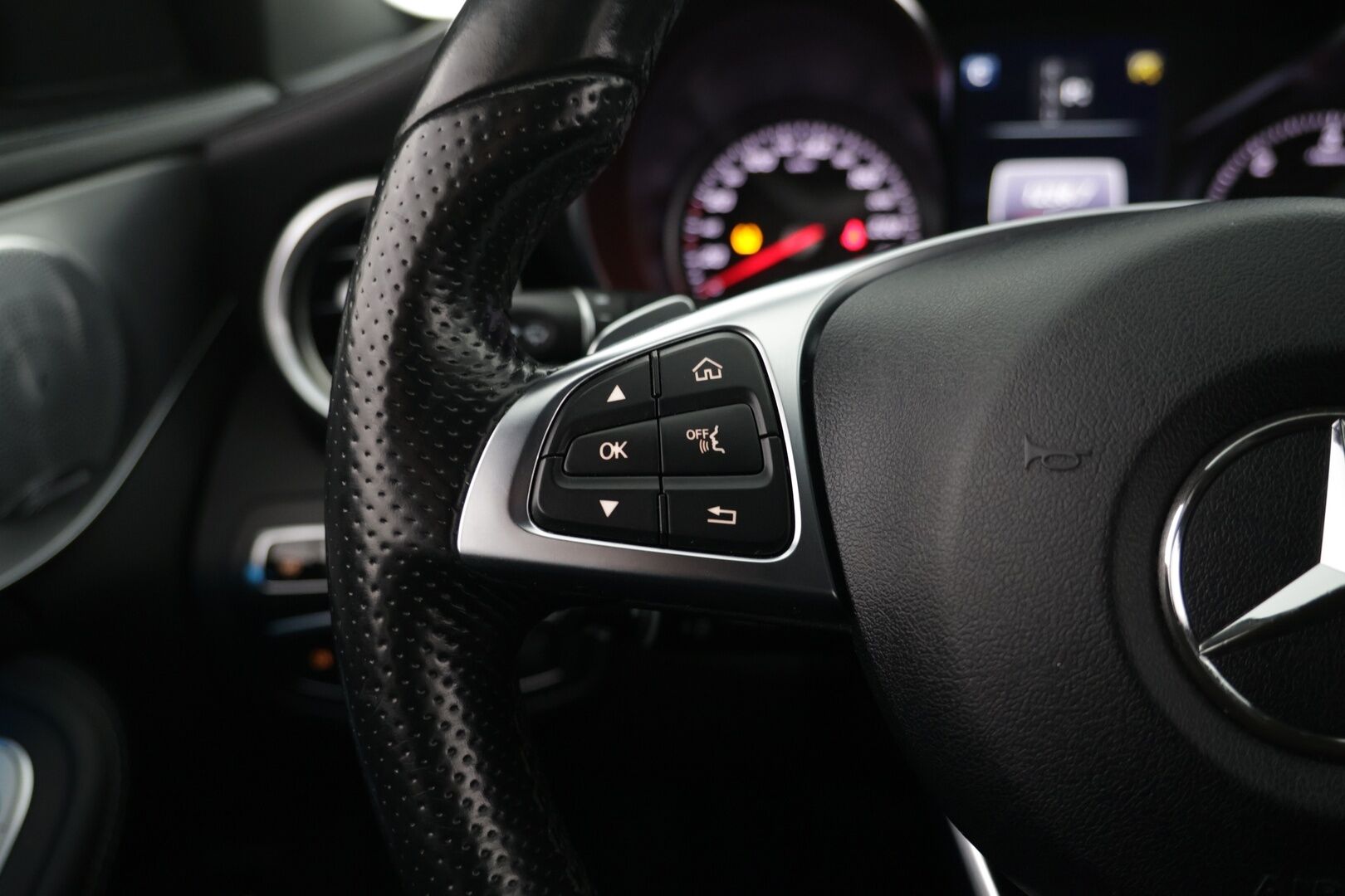 Mercedes-Benz C 2016 250 d 4Matic A AMG Premium Edition / Burmester / Adaptiivinen vakionopeudensäädin / Koukku / * - KeyLessGo / Bliss / 2x AMG-vanteet / - HULLUT AVAJAISHULINAT KORKOTARJOUS 3,29 %