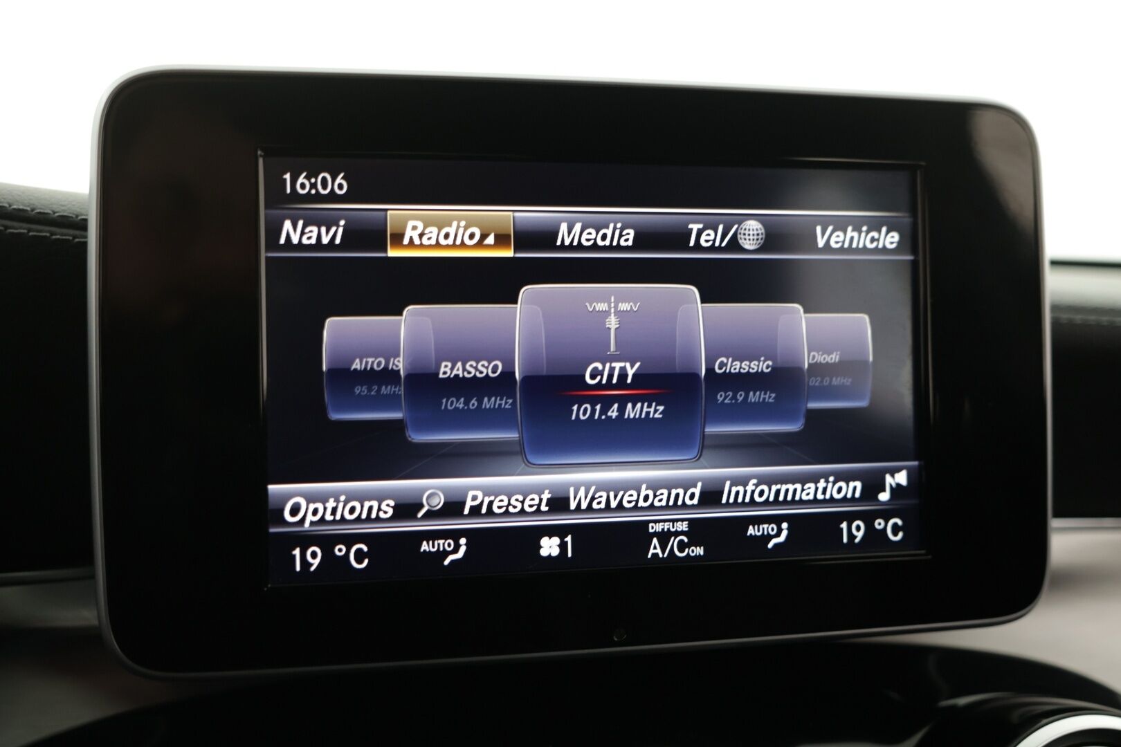 Mercedes-Benz C 2016 250 d 4Matic A AMG Premium Edition / Burmester / Adaptiivinen vakionopeudensäädin / Koukku / * - KeyLessGo / Bliss / 2x AMG-vanteet / - HULLUT AVAJAISHULINAT KORKOTARJOUS 3,29 %