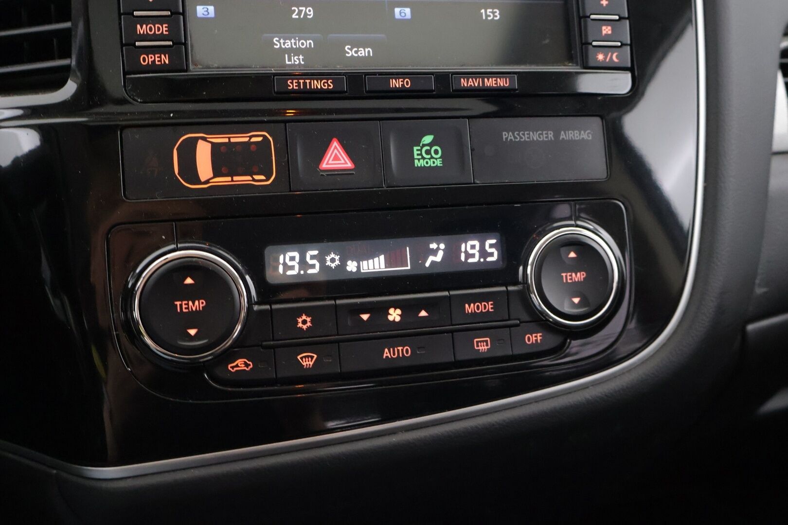 Mitsubishi Outlander PHEV 2014 Instyle Navi 4WD 5P - | Rockford | Koukku | Lasikattoluukku | Mustat nahat | Lasikattoluukku | 