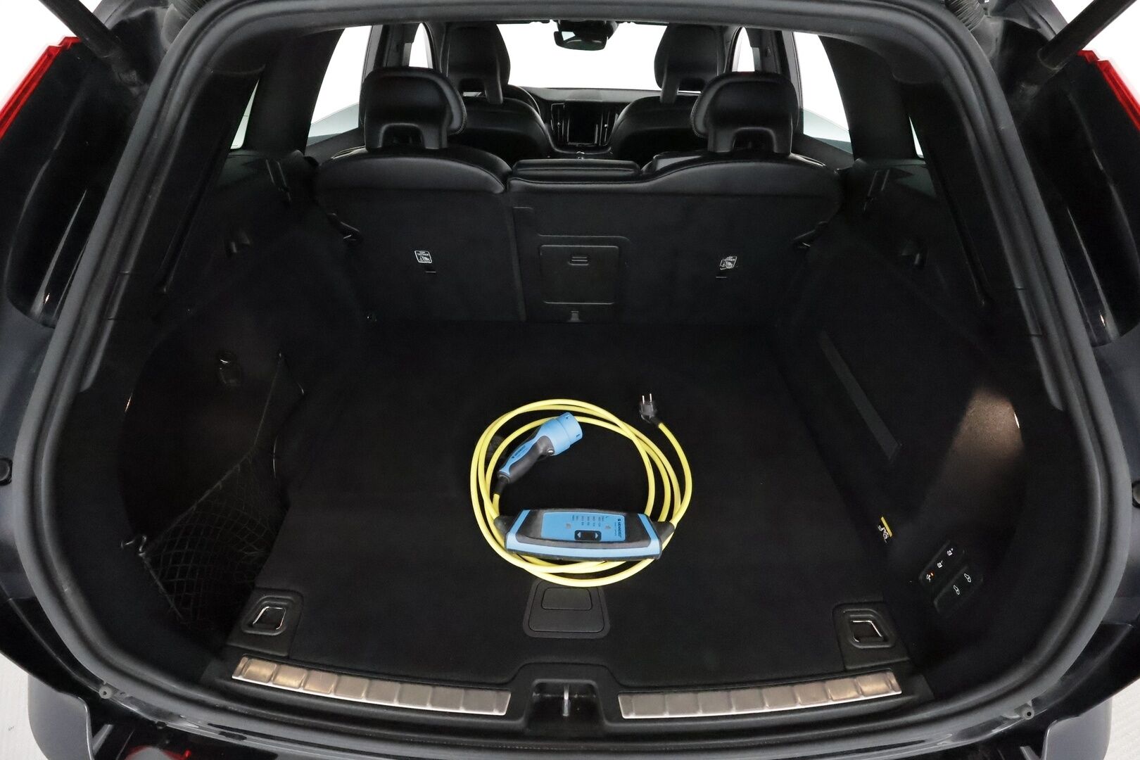Volvo XC60 2018 T8 AWD R-Design aut **Adapt.vakkari / Webasto / P.kamera / Muistipenkki / Panorama / Koukku / Sporttipenkit** - Akku kuntotarkastettu / Suomi-auto / Merkkihuollettu / Kahdet renkaat aluvanteilla / Nahka-Alcantara / High Performance Audio / Navi / KeylessGo 