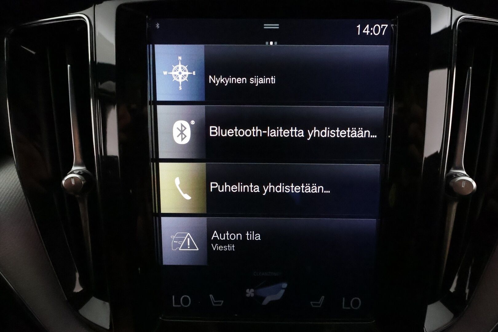 Volvo XC60 2018 T8 AWD R-Design aut **Adapt.vakkari / Webasto / P.kamera / Muistipenkki / Panorama / Koukku / Sporttipenkit** - Akku kuntotarkastettu / Suomi-auto / Merkkihuollettu / Kahdet renkaat aluvanteilla / Nahka-Alcantara / High Performance Audio / Navi / KeylessGo 