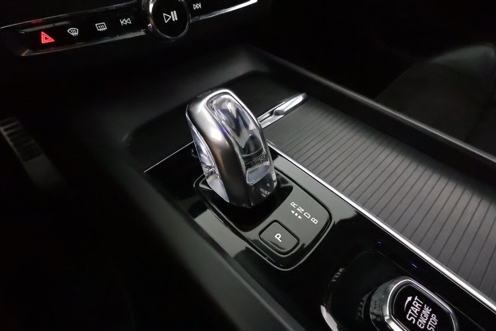 Volvo XC60 2018 T8 AWD R-Design aut **Adapt.vakkari / Webasto / P.kamera / Muistipenkki / Panorama / Koukku / Sporttipenkit** - Akku kuntotarkastettu / Suomi-auto / Merkkihuollettu / Kahdet renkaat aluvanteilla / Nahka-Alcantara / High Performance Audio / Navi / KeylessGo 