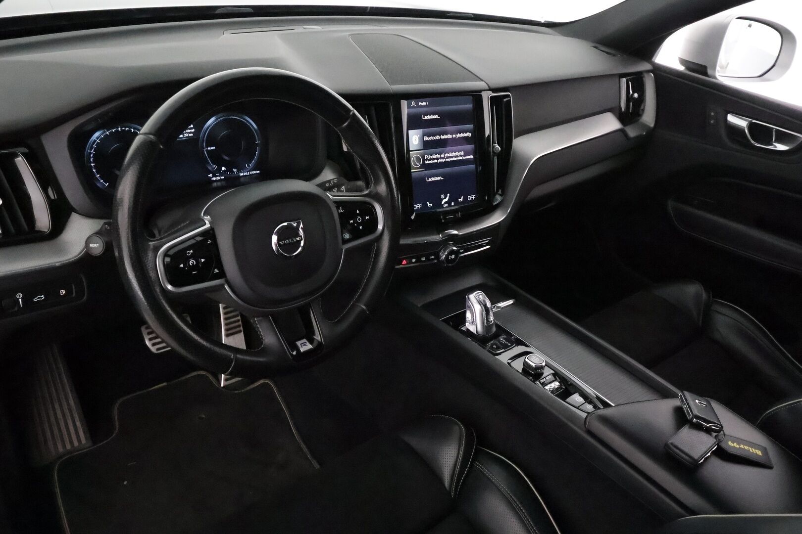 Volvo XC60 2018 T8 AWD R-Design aut **Adapt.vakkari / Webasto / P.kamera / Muistipenkki / Panorama / Koukku / Sporttipenkit** - Akku kuntotarkastettu / Suomi-auto / Merkkihuollettu / Kahdet renkaat aluvanteilla / Nahka-Alcantara / High Performance Audio / Navi / KeylessGo 