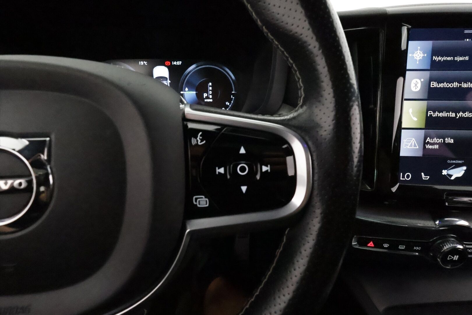 Volvo XC60 2018 T8 AWD R-Design aut **Adapt.vakkari / Webasto / P.kamera / Muistipenkki / Panorama / Koukku / Sporttipenkit** - Akku kuntotarkastettu / Suomi-auto / Merkkihuollettu / Kahdet renkaat aluvanteilla / Nahka-Alcantara / High Performance Audio / Navi / KeylessGo 