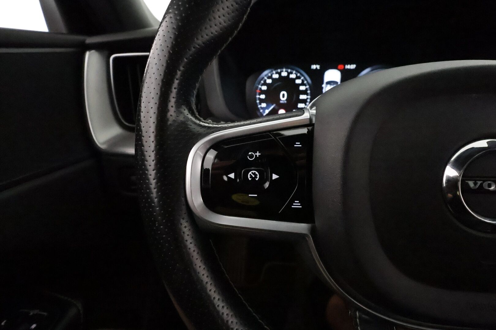 Volvo XC60 2018 T8 AWD R-Design aut **Adapt.vakkari / Webasto / P.kamera / Muistipenkki / Panorama / Koukku / Sporttipenkit** - Akku kuntotarkastettu / Suomi-auto / Merkkihuollettu / Kahdet renkaat aluvanteilla / Nahka-Alcantara / High Performance Audio / Navi / KeylessGo 