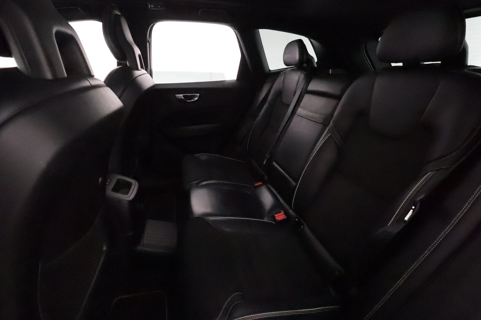 Volvo XC60 2018 T8 AWD R-Design aut **Adapt.vakkari / Webasto / P.kamera / Muistipenkki / Panorama / Koukku / Sporttipenkit** - Akku kuntotarkastettu / Suomi-auto / Merkkihuollettu / Kahdet renkaat aluvanteilla / Nahka-Alcantara / High Performance Audio / Navi / KeylessGo 