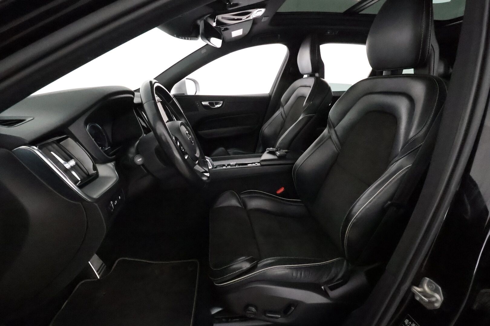 Volvo XC60 2018 T8 AWD R-Design aut **Adapt.vakkari / Webasto / P.kamera / Muistipenkki / Panorama / Koukku / Sporttipenkit** - Akku kuntotarkastettu / Suomi-auto / Merkkihuollettu / Kahdet renkaat aluvanteilla / Nahka-Alcantara / High Performance Audio / Navi / KeylessGo 