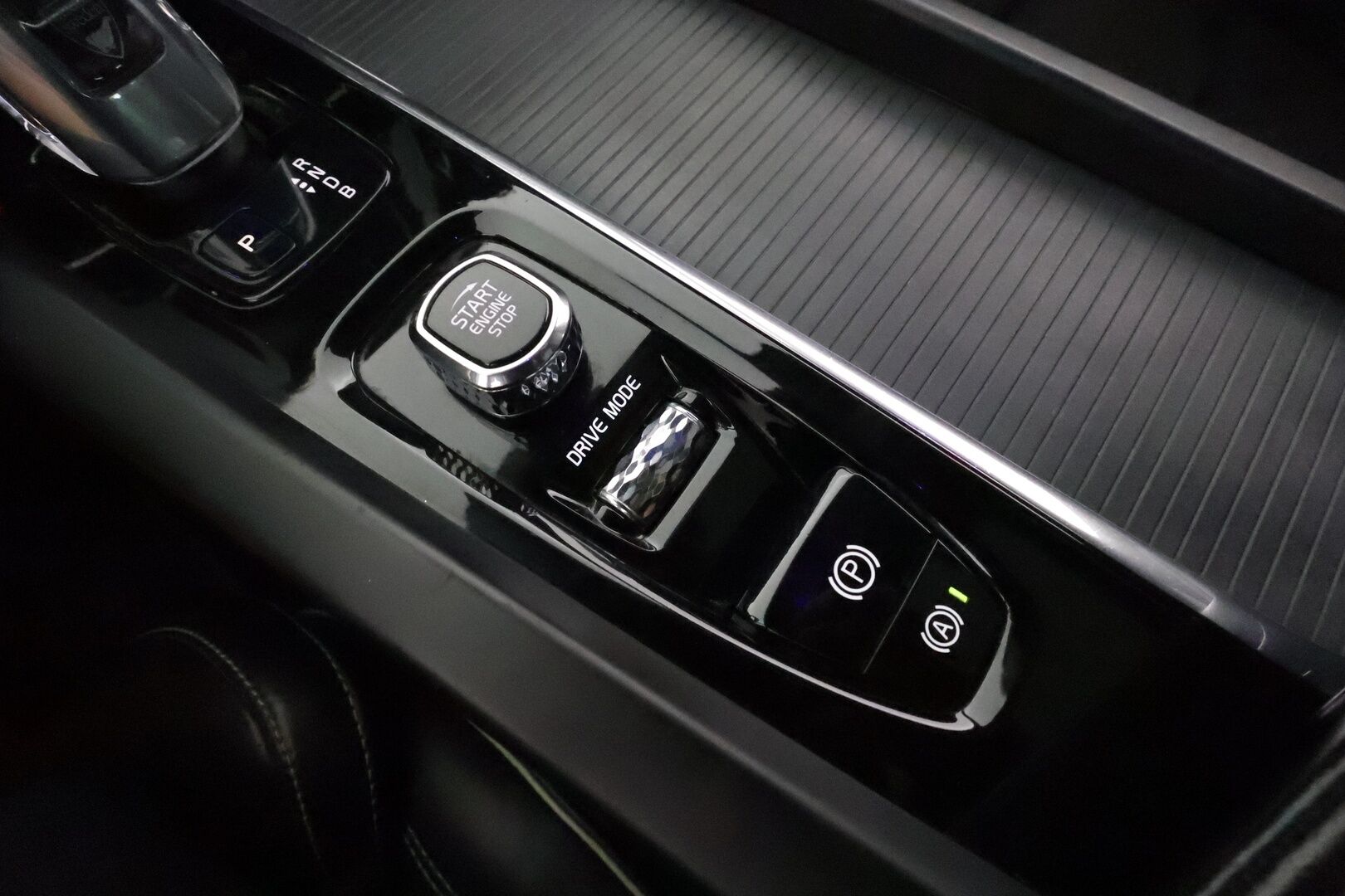 Volvo XC60 2018 T8 AWD R-Design aut **Adapt.vakkari / Webasto / P.kamera / Muistipenkki / Panorama / Koukku / Sporttipenkit** - Akku kuntotarkastettu / Suomi-auto / Merkkihuollettu / Kahdet renkaat aluvanteilla / Nahka-Alcantara / High Performance Audio / Navi / KeylessGo 