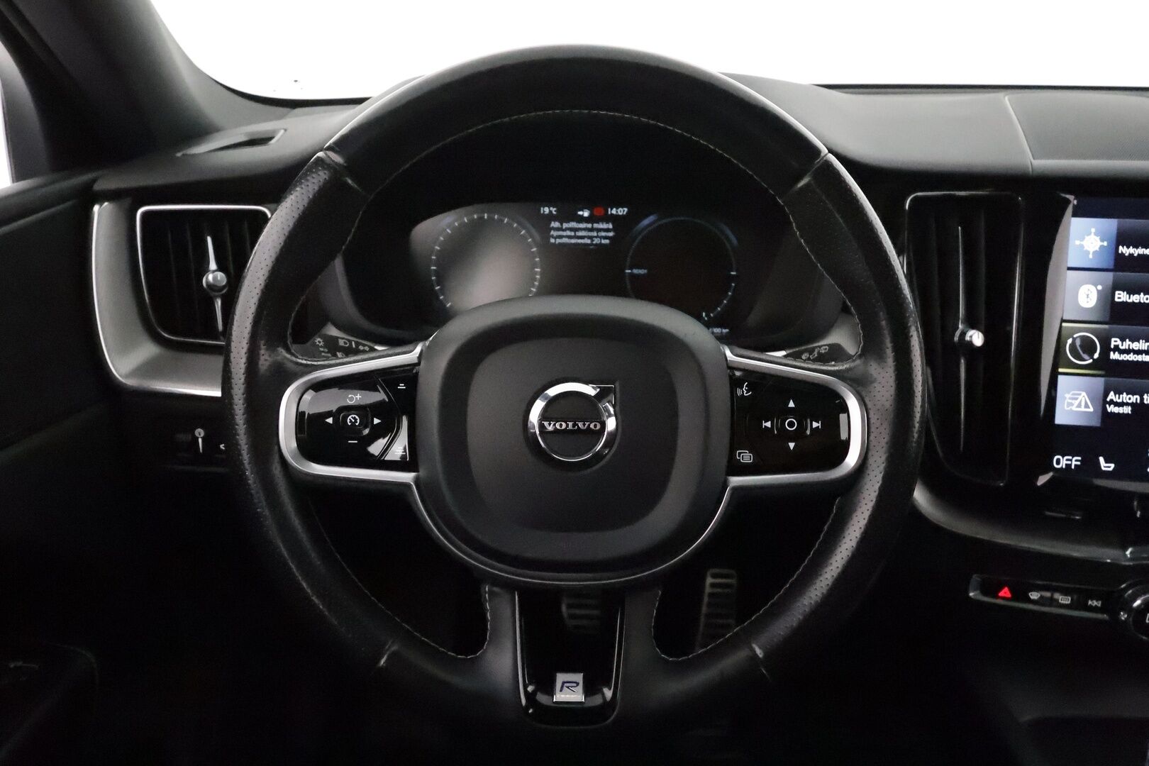 Volvo XC60 2018 T8 AWD R-Design aut **Adapt.vakkari / Webasto / P.kamera / Muistipenkki / Panorama / Koukku / Sporttipenkit** - Akku kuntotarkastettu / Suomi-auto / Merkkihuollettu / Kahdet renkaat aluvanteilla / Nahka-Alcantara / High Performance Audio / Navi / KeylessGo 