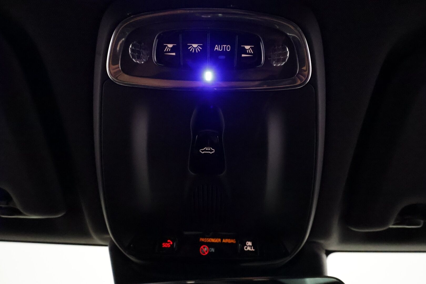 Volvo XC60 2018 T8 AWD R-Design aut **Adapt.vakkari / Webasto / P.kamera / Muistipenkki / Panorama / Koukku / Sporttipenkit** - Akku kuntotarkastettu / Suomi-auto / Merkkihuollettu / Kahdet renkaat aluvanteilla / Nahka-Alcantara / High Performance Audio / Navi / KeylessGo 