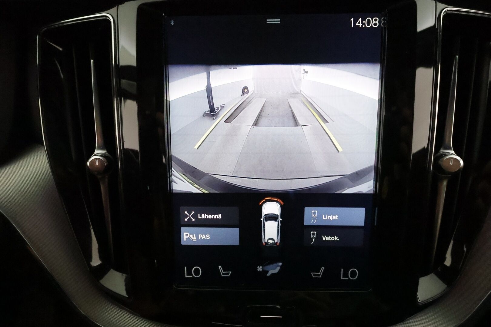 Volvo XC60 2018 T8 AWD R-Design aut **Adapt.vakkari / Webasto / P.kamera / Muistipenkki / Panorama / Koukku / Sporttipenkit** - Akku kuntotarkastettu / Suomi-auto / Merkkihuollettu / Kahdet renkaat aluvanteilla / Nahka-Alcantara / High Performance Audio / Navi / KeylessGo 