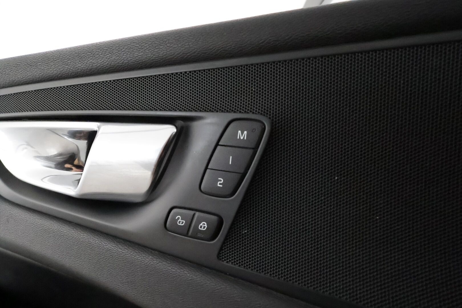 Volvo XC60 2018 T8 AWD R-Design aut **Adapt.vakkari / Webasto / P.kamera / Muistipenkki / Panorama / Koukku / Sporttipenkit** - Akku kuntotarkastettu / Suomi-auto / Merkkihuollettu / Kahdet renkaat aluvanteilla / Nahka-Alcantara / High Performance Audio / Navi / KeylessGo 