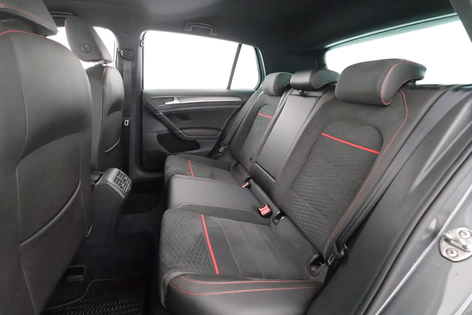Volkswagen Golf 2018 GTI 2,0 TSI 169 kW (230 hv) DSG-automaatti - | ACC | Webasto | Dynaudio | Puolinahat | P.Kamera | LED | Apple&Android | Suomi-auto | Kahdet Renkaat |
