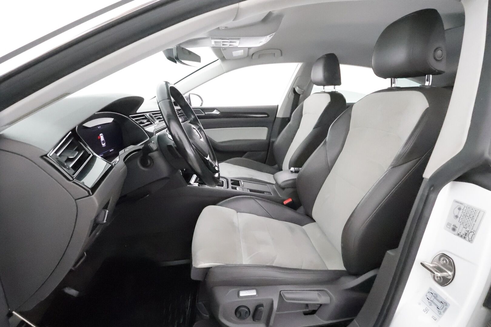 Volkswagen Arteon 2017 Elegance 2,0 TDI 110 kW DSG **Digimittaristo / Webasto / P.kamera / Keyless / Apple&Android / Kaistavahti**