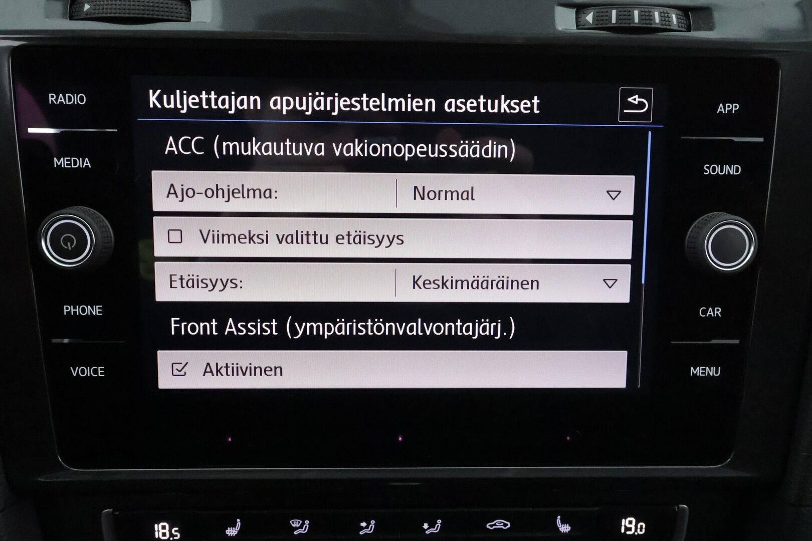 Volkswagen Golf 2018 Variant Comfortline 1,4 TSI  (125 hv) DSG R-Line * ACC / Webasto / P.kamera / App-connect / Autom.ilmastointi * - Kahdet renkaat