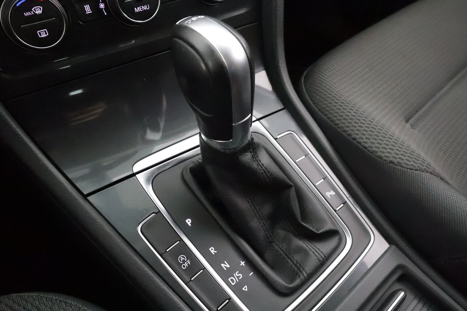 Volkswagen Golf 2018 Variant Comfortline 1,4 TSI  (125 hv) DSG R-Line * ACC / Webasto / P.kamera / App-connect / Autom.ilmastointi * - Kahdet renkaat