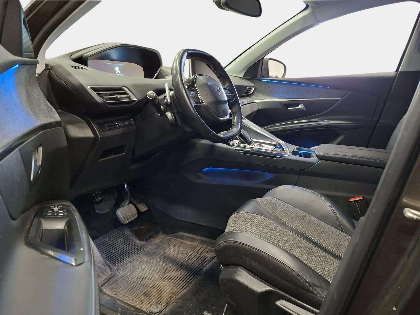 Peugeot 5008 2018 Allure BlueHDi 120 Automaatti * 7-Paikkainen / 360 Kamera / Navi / Koukku / LED / Ambient / Lohkolämmitin / Vakkari * - Suomi auto / 2x Renkaat Vanteet / Kattavat huollot 